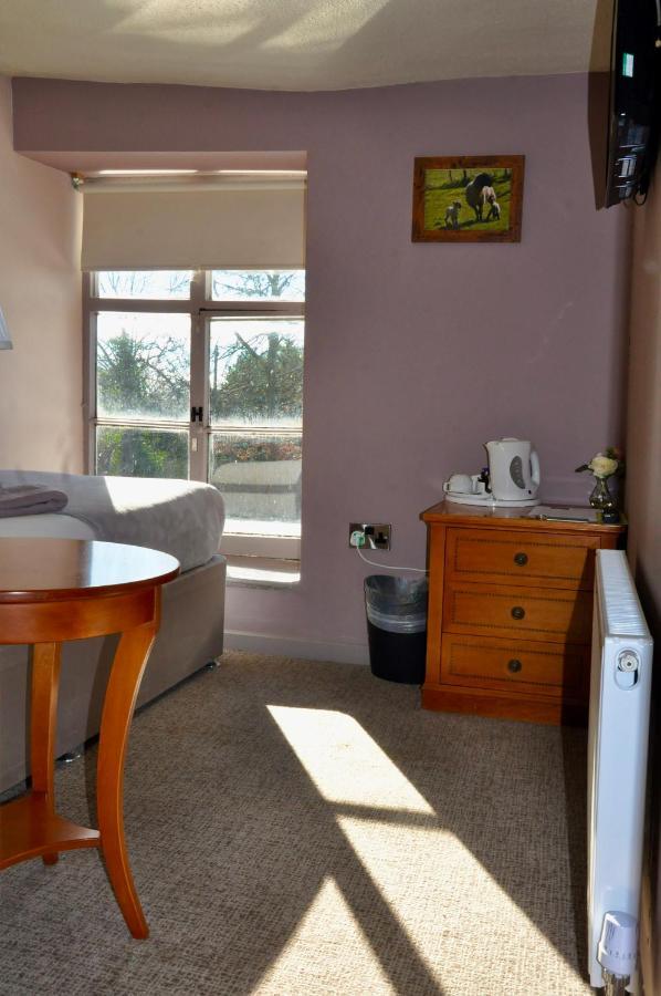 The Hollybush Inn And B&B Priors Marston Luaran gambar